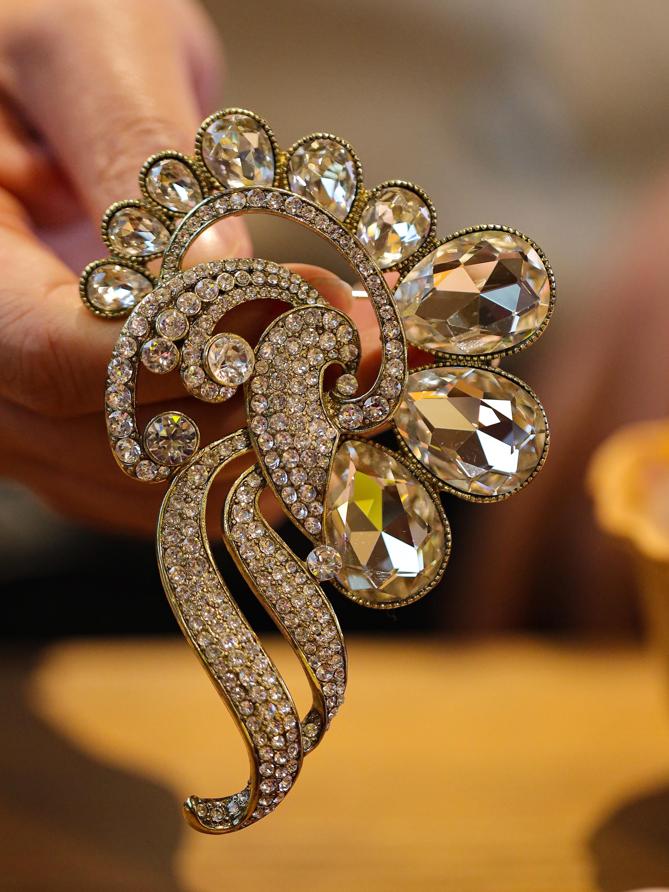 スワロフスキー　ピーコック　ブローチ Collectible Vintage-inspired Peacock Brooch, Swarovski Crystal