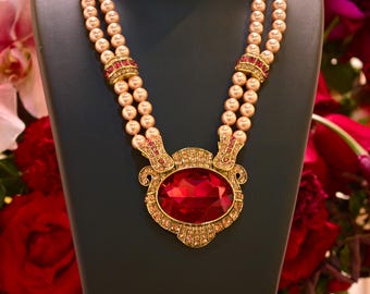 Collana di perle regale color cremisi, gioiello vintage di altissimo livello, pendente con cristallo Swarovski.