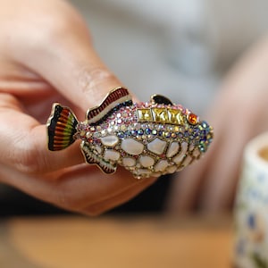 ザクロのビーズブローチ、フルーツ刺繍ピン、クリスタルステートメント