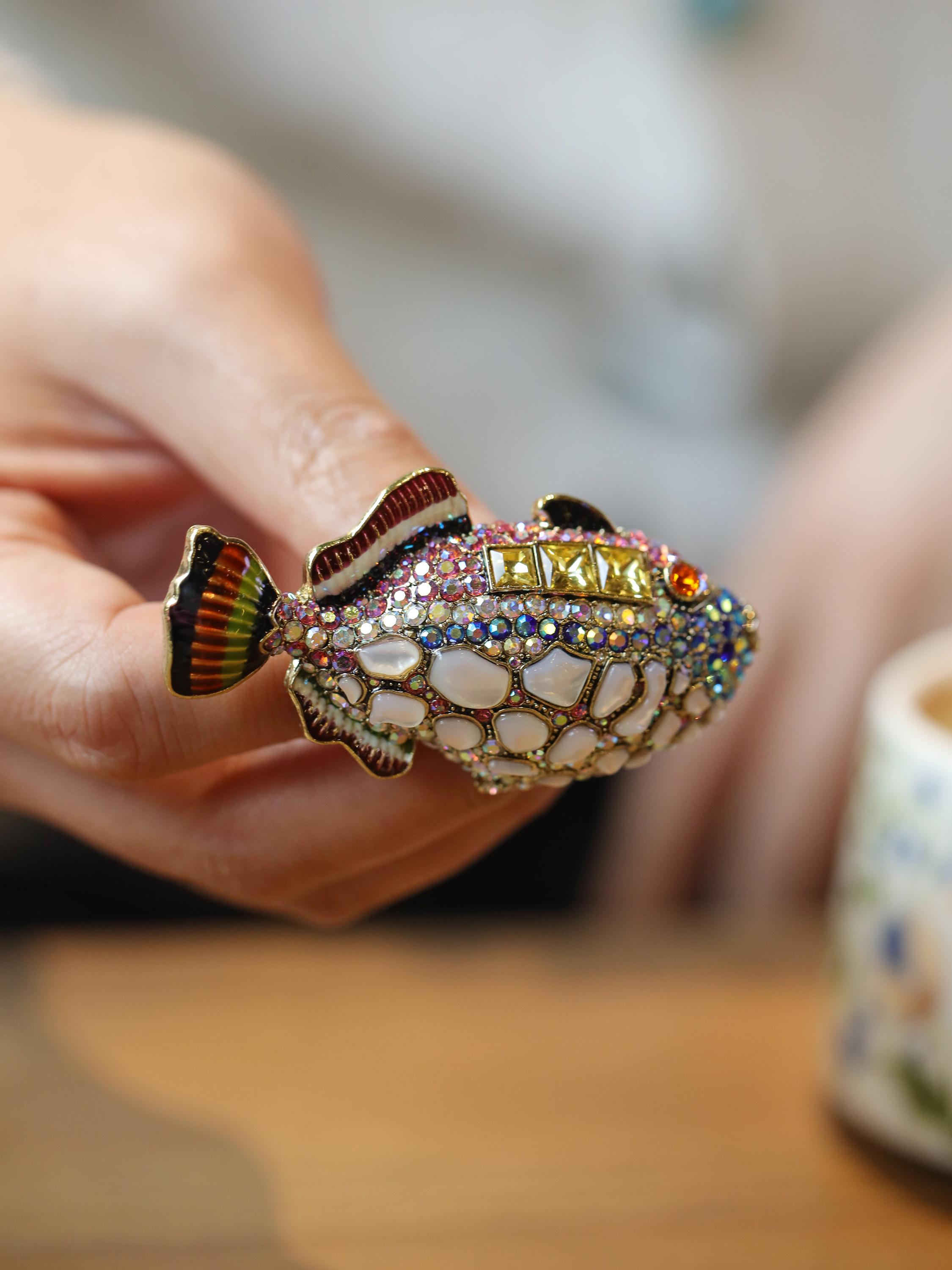 SWAROVSKI フィッシュモチーフ ブローチ Swarovski Fish Brooch - Etsy