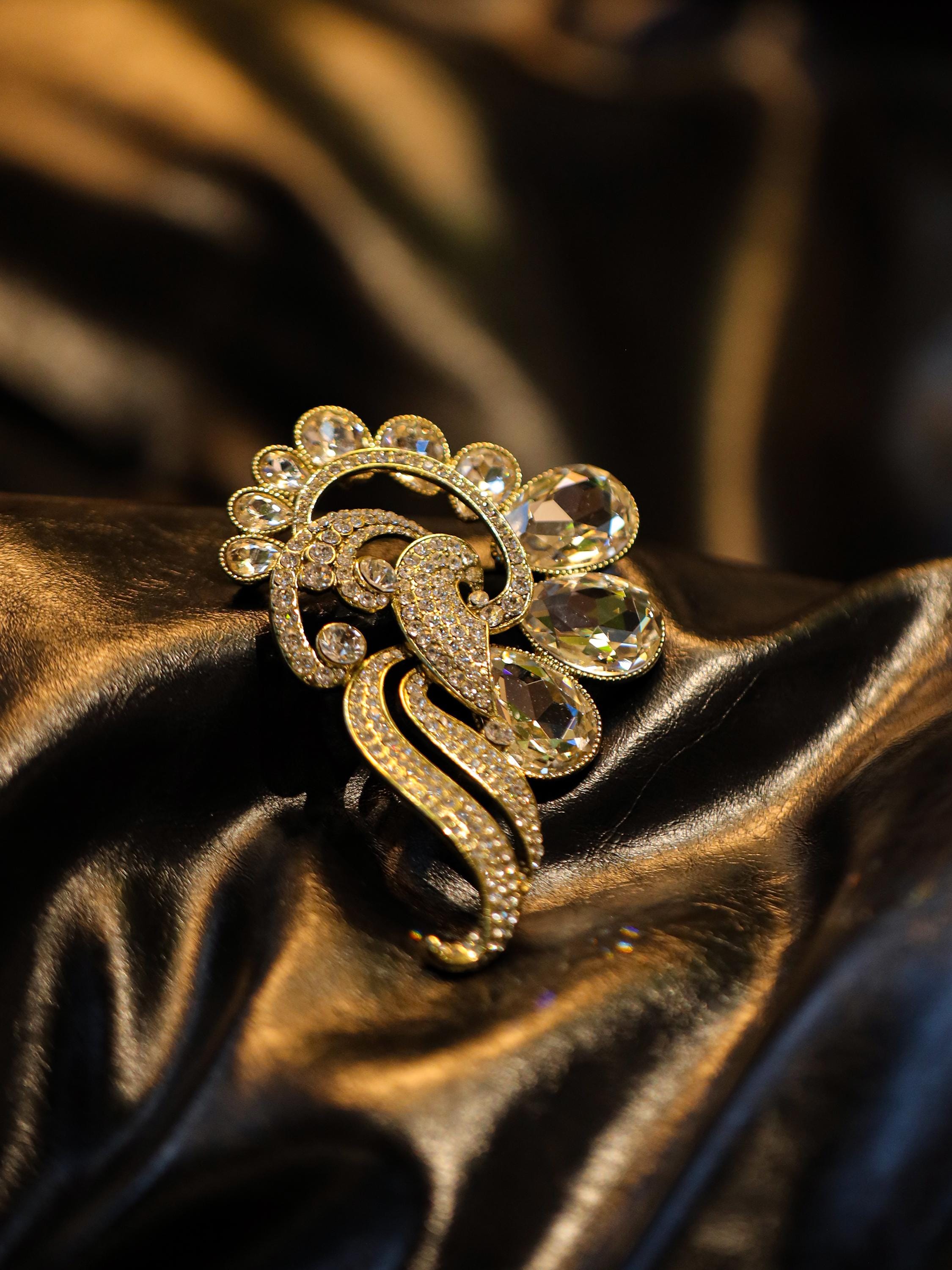 スワロフスキー　ピーコック　ブローチ Collectible Vintage-inspired Peacock Brooch, Swarovski Crystal