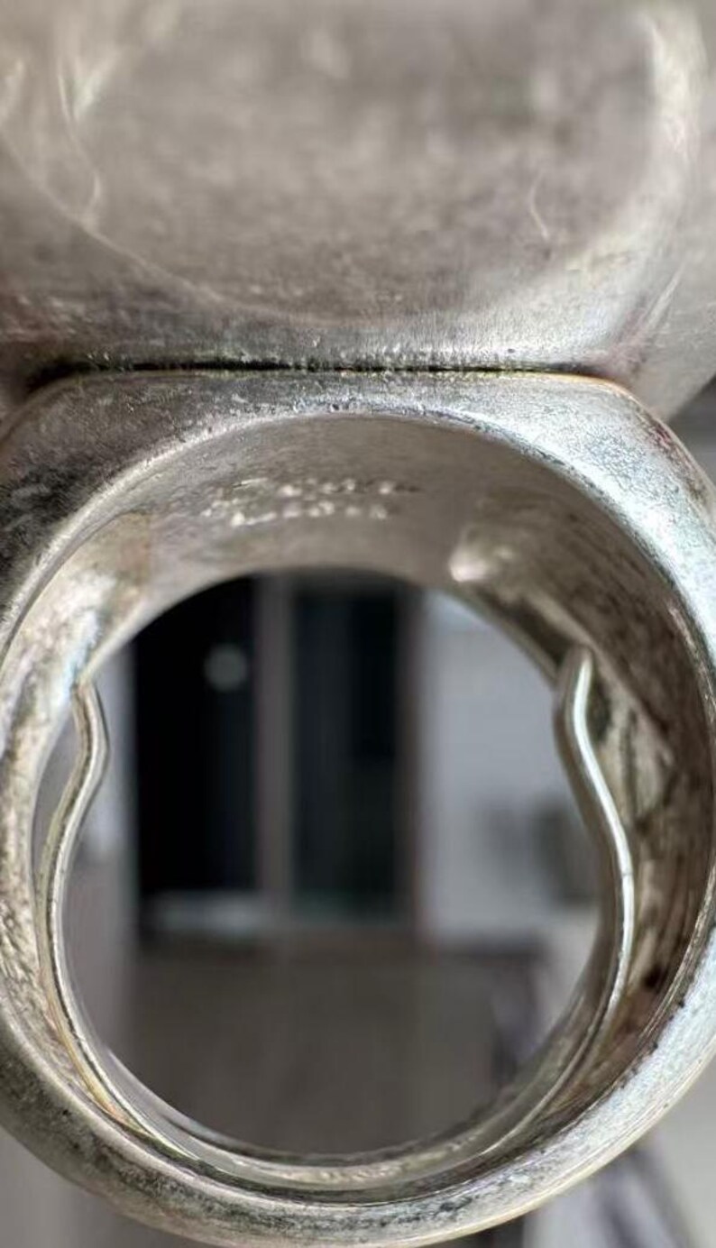 Adjustable comfort fit — each ring contains a discreet inner mechanism that gently adapts to your finger size.