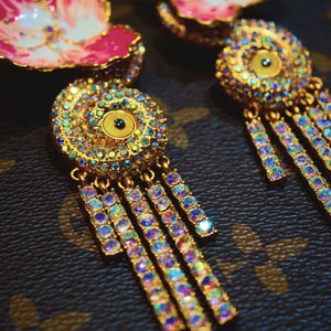 Detailed crystal work and balanced avant-garde composition