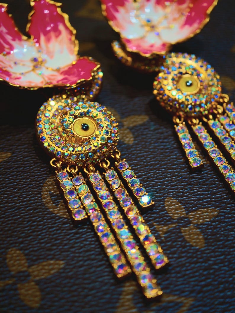 Detailed crystal work and balanced avant-garde composition