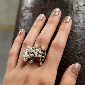 Einzigartiger handgefertigter Perlenfransenring | Sammler Graduate Design, skulpturaler Statement Schmuck