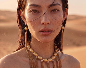 オーロラタッセルセット、美術館級のヴィンテージゴールドネックレス＆イヤリング、職人技が光るフリンジステートメントジュエリー