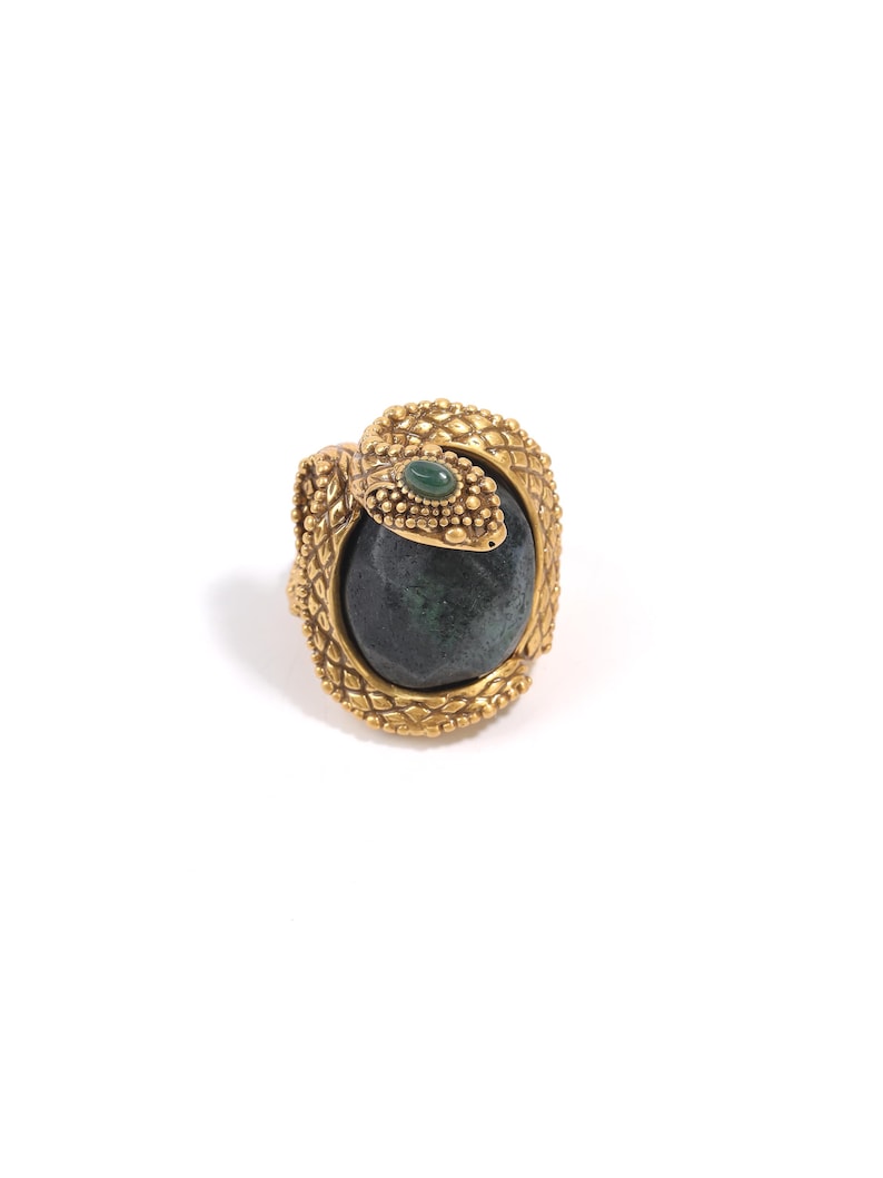 Side profile revealing the stone’s organic texture and granulated accents.