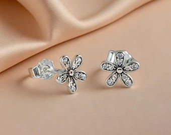 Pandora Daisy Stud Earrings, Timeless Solid Silver Floral Earrings, Daughters Special Gift, Brand New Women's Jewellery.
