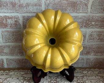 Vintage 1970s Aluminum Bundt Pan • Mustard Yellow Finish • Retro Fluted Cake Mold • Farmhouse Kitchen Decor • Harvest Gold Bakeware