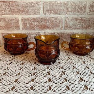 Vintage 1960s-1970&#39;s Indiana Glass Co. Kings Crown Patter in Amber Coffee Cups with Creamer Set