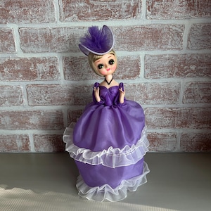 Vintage Bradley Big Eyes Southern Belle Doll – 13&quot; Pose Doll in Purple Dress with Hat, 1960s Japan, Mid-Century Shelf Decor