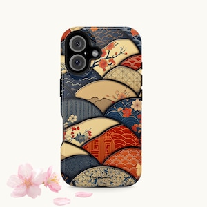Op de afbeelding: Een smartphonehoesje met een Japans geïnspireerd ontwerp. De hoes toont een gelaagd patroon van waaier vormen in tinten blauw, rood, beige en goud, met bloemen en geometrische details. De hoes heeft een camera-uitsparing.