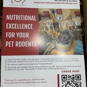Puede incluir: Un anuncio impreso de Mead's Marvellous Rodent Food, con un h&aacute;mster y varios paquetes de comida. El texto destaca la "Excelencia Nutricional Para Tus Roedores de Compa&ntilde;&iacute;a" e incluye la web y la tienda Etsy.