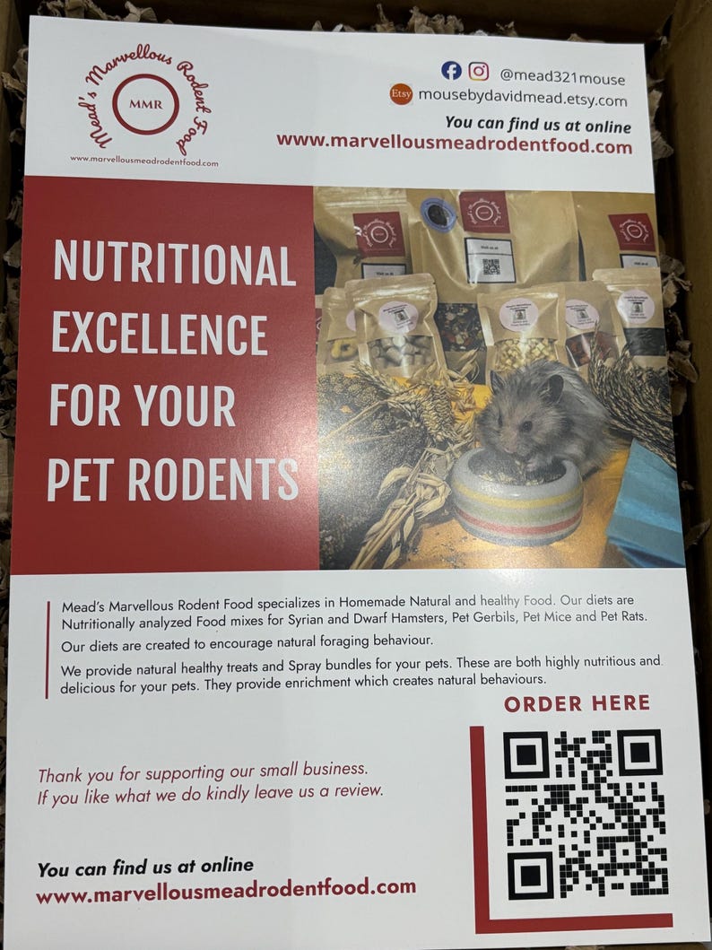 Puede incluir: Un anuncio impreso de Mead's Marvellous Rodent Food, con un h&aacute;mster y varios paquetes de comida. El texto destaca la "Excelencia Nutricional Para Tus Roedores de Compa&ntilde;&iacute;a" e incluye la web y la tienda Etsy.