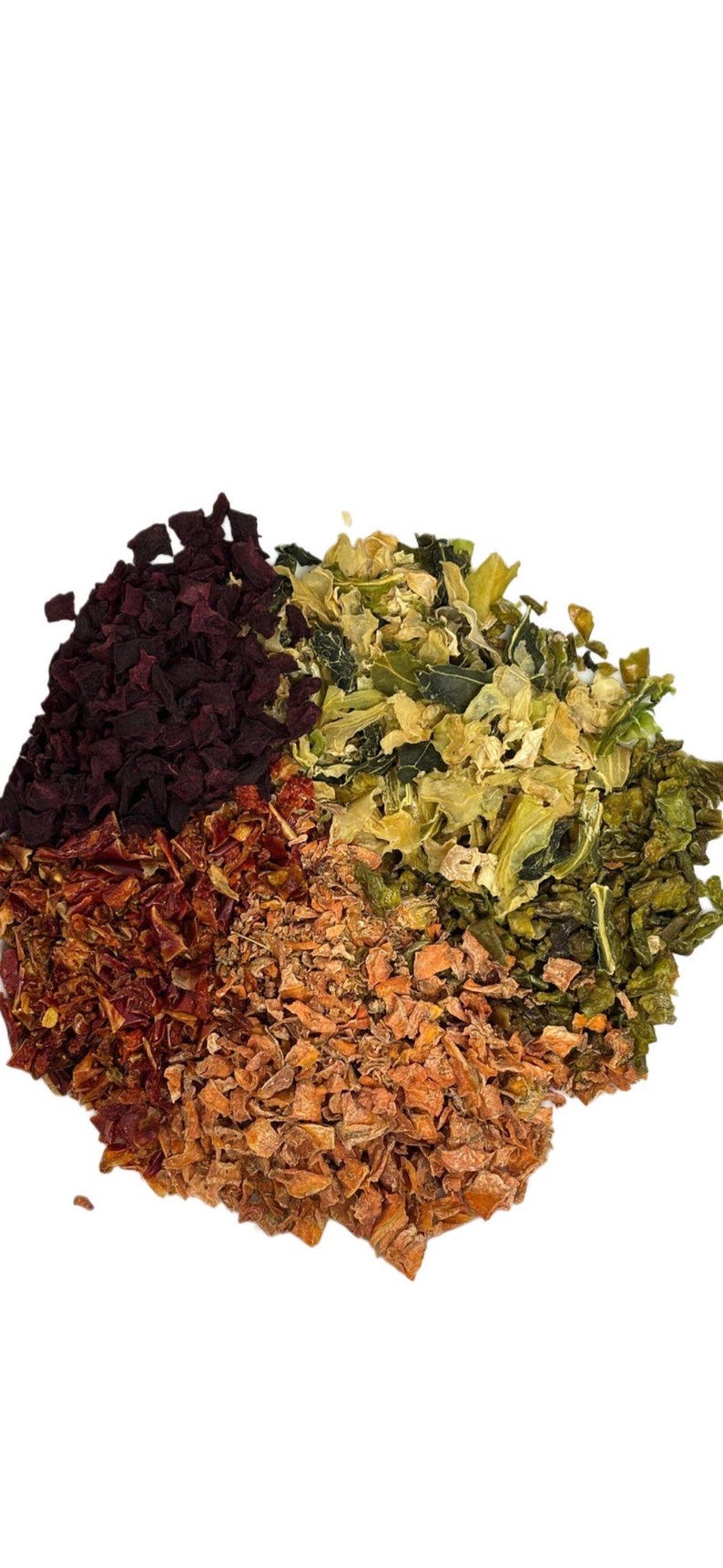 Puede incluir: Primer plano de un mont&oacute;n de verduras secas, que incluyen remolacha roja oscura, col rizada verde, zanahorias naranjas y pimientos rojos. Las verduras est&aacute;n dispuestas en un patr&oacute;n circular sobre un fondo blanco.