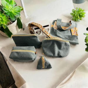 Dieses hübsche, komplette Cord-Set besteht aus einer Gürteltasche, zwei Federmäppchen, einer Einkaufstasche und einer kleinen Bonbontüte. Das ideale Geschenk für sie.