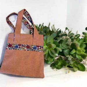 Joli Sac tote bag en velours cotelé avec anses se porte sur l'épaule