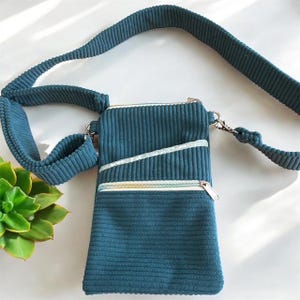 Jolie Sacoche bandoulière en velours côtelé  le format idéal pour être mettre juste le nécessaire pour aller se promener, partir en voyage