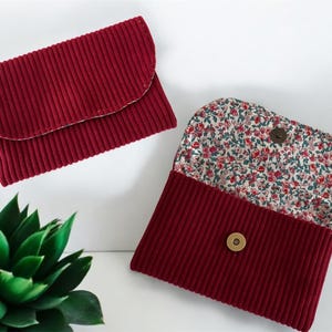 Urocze, małe, sztruksowe woreczki dostępne w różnych kolorach, idealne do przechowywania okularów lub leków. Świetny prezent na każdą okazję.