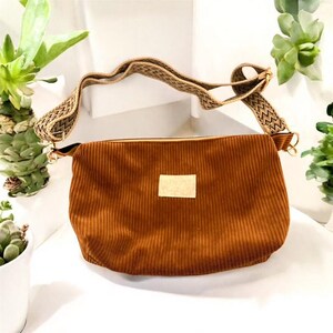 Le joli sac en  velours cotelé tendance se portant sur l'épaule ou en bandoulière