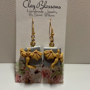 Handgemaakte kleioorbellen drakenboek