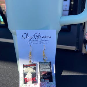 Orecchini in argilla fatti a mano a forma di libro della sposa