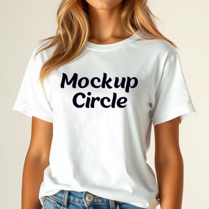 Può includere: Una maglietta bianca con la scritta "Mockup Circle" stampata in nero sul davanti.