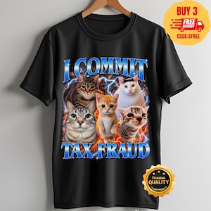 Könnte beinhalten: Ein schwarzes Kurzarm-T-Shirt mit einem Grafikdruck von fünf Katzen vor einem Hintergrund aus blauen Blitzen und orangefarbenen Flammen. Der Text "I COMMIT" steht in Blau über den Katzen und "TAX FRAUD" steht in Blau darunter.