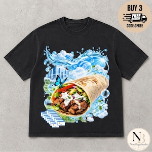 Può includere: Una t-shirt nera a maniche corte con una stampa grafica di un burrito farcito con carne, lattuga e pomodoro. Il design include una farfalla blu, schizzi d'acqua, bolle, nuvole e una serie di piccole icone rettangolari bianche sul fondo.