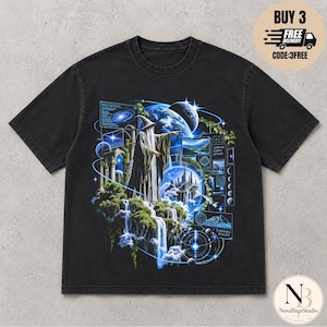 Könnte beinhalten: Ein schwarzes Kurzarm-T-Shirt mit einem Grafikdruck eines Zauberers mit spitzem Hut, der auf einer Klippe mit Wasserfällen steht. Das Design zeigt Himmelskörper, Planeten, eine schwebende Stadt und digitale Schnittstellenfelder mit Text.