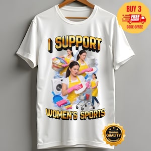 Könnte beinhalten: Ein weißes kurzärmeliges T-Shirt mit einem Grafikdruck und dem Text I SUPPORT WOMEN'S SPORTS. Das Design zeigt mehrere Bilder einer Person in einer gelben Schürze und mit rosa Handschuhen bei der Erledigung von Haushaltsaufgaben.