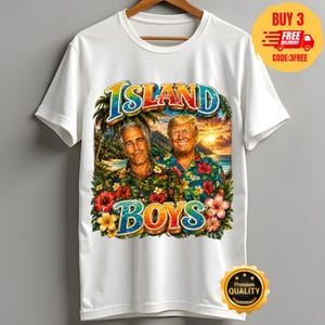 Może przedstawiać: Biały t-shirt z krótkim rękawem z nadrukiem graficznym przedstawiającym dwóch mężczyzn w kwiecistych koszulach na tle tropikalnego zachodu słońca. Napis "ISLAND" znajduje się nad postaciami, a "BOYS" pod nimi, czcionką w kolorowych barwach.