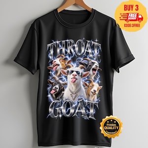 Op de afbeelding: Een zwart t-shirt met korte mouwen en een grafische print van vijf geiten met blauwe bliksemeffecten. De middelste geit draagt een zonnebril en een zilveren ketting. De tekst THROAT GOAT staat in een metallic zilveren lettertype afgebeeld.