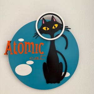 Atomic Space Cat Wall Sign – Retro Mid-Century Modern Wall Art in Blue & Orange – MDF Atomic Cat Home Decor – Vintage Style Cat Lover Gift