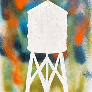 以下が含まれることがあります： テクスチャのある表面を持つキャンバスに描かれた白い給水塔の絵。 給水塔は、オレンジ、青、緑のスプレーペイントのカラフルな背景に対して、白い脚で支えられています。