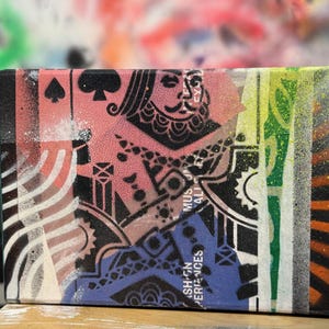 Cofanetto regalo con collage artistico urbano dipinto a mano, kit per sfumare e pietre preziose.