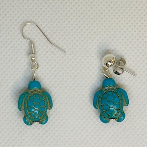 Brincos com pingente de tartaruga azul