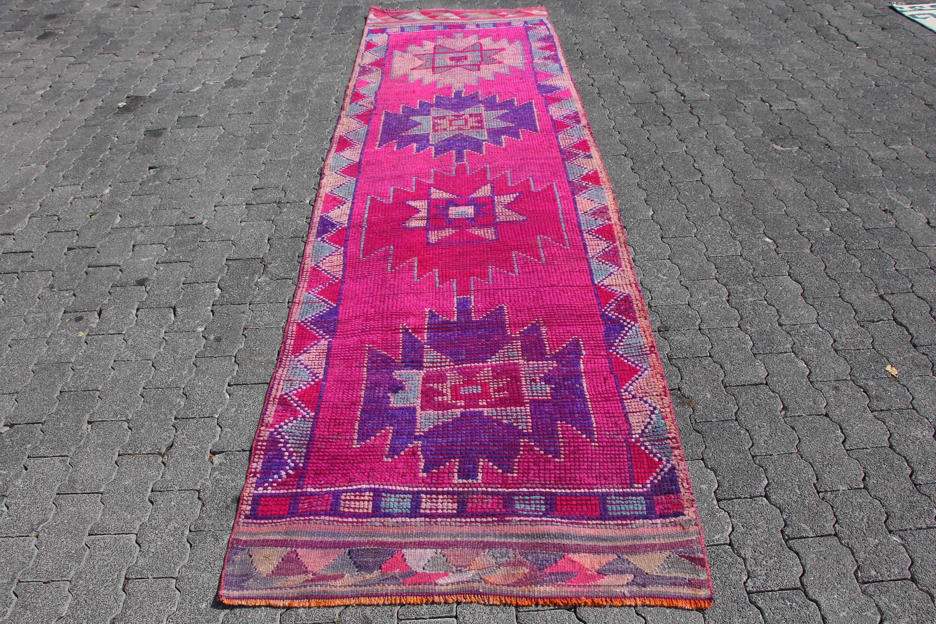 ヴィンテージ トルコ ランナー ラグ、ピンクと紫の幾何学模様、3 x 11