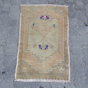 Vintage Türkischer Teppich, Kleiner Akzentteppich, 60x30 cm, Handgefertigter Wollteppich, Boho Wohndekor, Eingangsbereich Fußmatte