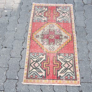 Vintage Turkse deurmat, 2 x 3 ft, rood en beige geometrisch patroon, vloerkleed in bohostijl, handgeweven huisdecor