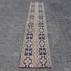 Alfombra vintage de 1,7 x 9,3 pies, alfombra turca tipo pasillo, alfombra lisa azul y blanca.