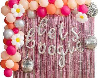 Peut inclure: Ballons roses et oranges avec des décorations de marguerites argentées et blanches, une bannière en feuille d'argent "Let's Boogie" et des boules disco argentées devant un fond de paillettes roses.