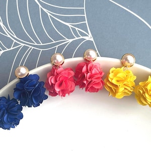 Perlenohrringe mit farbigen Blüten-PomPoms | Stoffblüte | leicht und elegant | romantische Statementohrringe