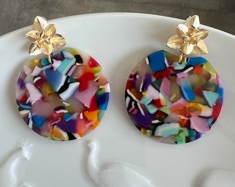 Bunte Statement-Ohrringe mit Blumenstecker | leichte Acrylohrringe |