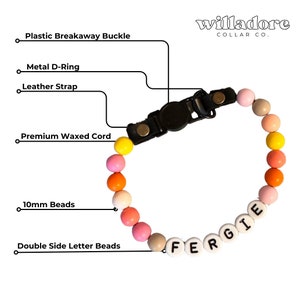 以下が含まれることがあります： 白い文字で「FERGIE」と綴られたビーズがついたカラフルな犬用首輪。首輪には、黒い安全バックル、金属製のDリング、革製のストラップが付いています。
