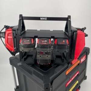 Personalisierter Milwaukee Akku & Ladegeräthalter, hält bis zu 12 M18 Akkus gleichzeitig und 2 M12-18FC oder M12-18C Ladegeräte, PackoutMode