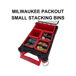 Può includere: Una valigetta Milwaukee Packout nera e rossa con piccoli contenitori impilabili. La maniglia rossa riporta la scritta ELECTRICAL. I contenitori contengono viti metalliche e connettori elettrici. Testo: MILWAUKEE PACKOUT SMALL STACKING BINS.