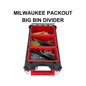 Könnte beinhalten: Ein schwarz-rotes Milwaukee Packout Trennwandsystem mit drei roten Aufbewahrungsbehältern in einem schwarzen Rahmen. Die Behälter enthalten verschiedene elektrische Bauteile, Schrauben und Befestigungselemente. Der rote Griff trägt das Wort ELECTRICAL.
