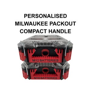 Può includere: Due contenitori impilati rossi e neri Milwaukee Packout con maniglia compatta e coperchi trasparenti. Il testo "PERSONALIZED MILWAUKEE PACKOUT COMPACT HANDLE" è in alto. Il contenitore inferiore recita "M18 BATTERIES". Il contenitore superiore recita "M12 BATTERIES".