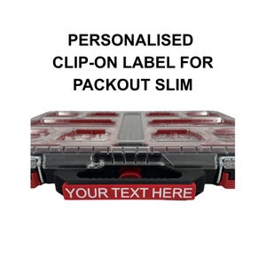 Pode incluir: Um recipiente de armazenamento Packout Slim transparente e vermelho com uma alça preta e detalhes em vermelho. O recipiente tem um rótulo de encaixe que diz "YOUR TEXT HERE" em texto branco. Acima do recipiente, o texto diz "PERSONALISED CLIP-ON LABEL FOR PACKOUT SLIM."